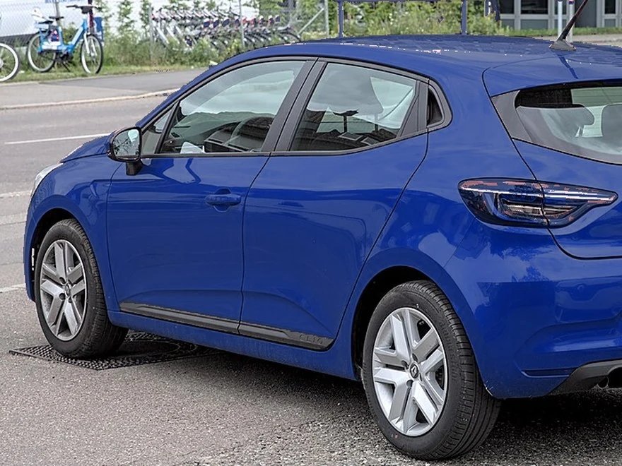 Renault Clio bleue photographiée de profil.